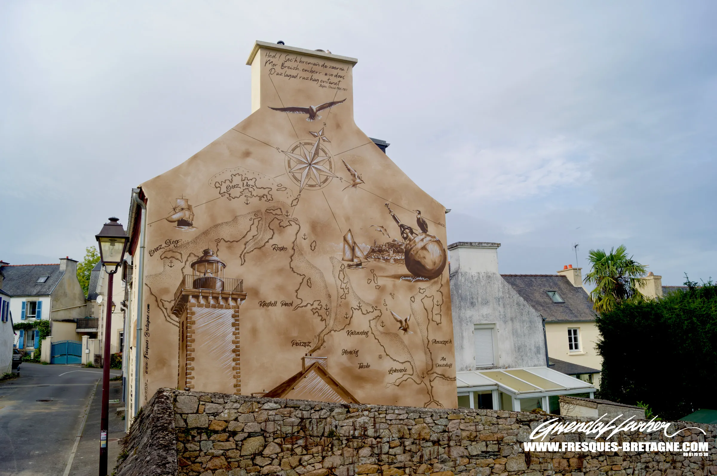 Fresque graffiti street art, tour de peinture maritime à Locquénolé